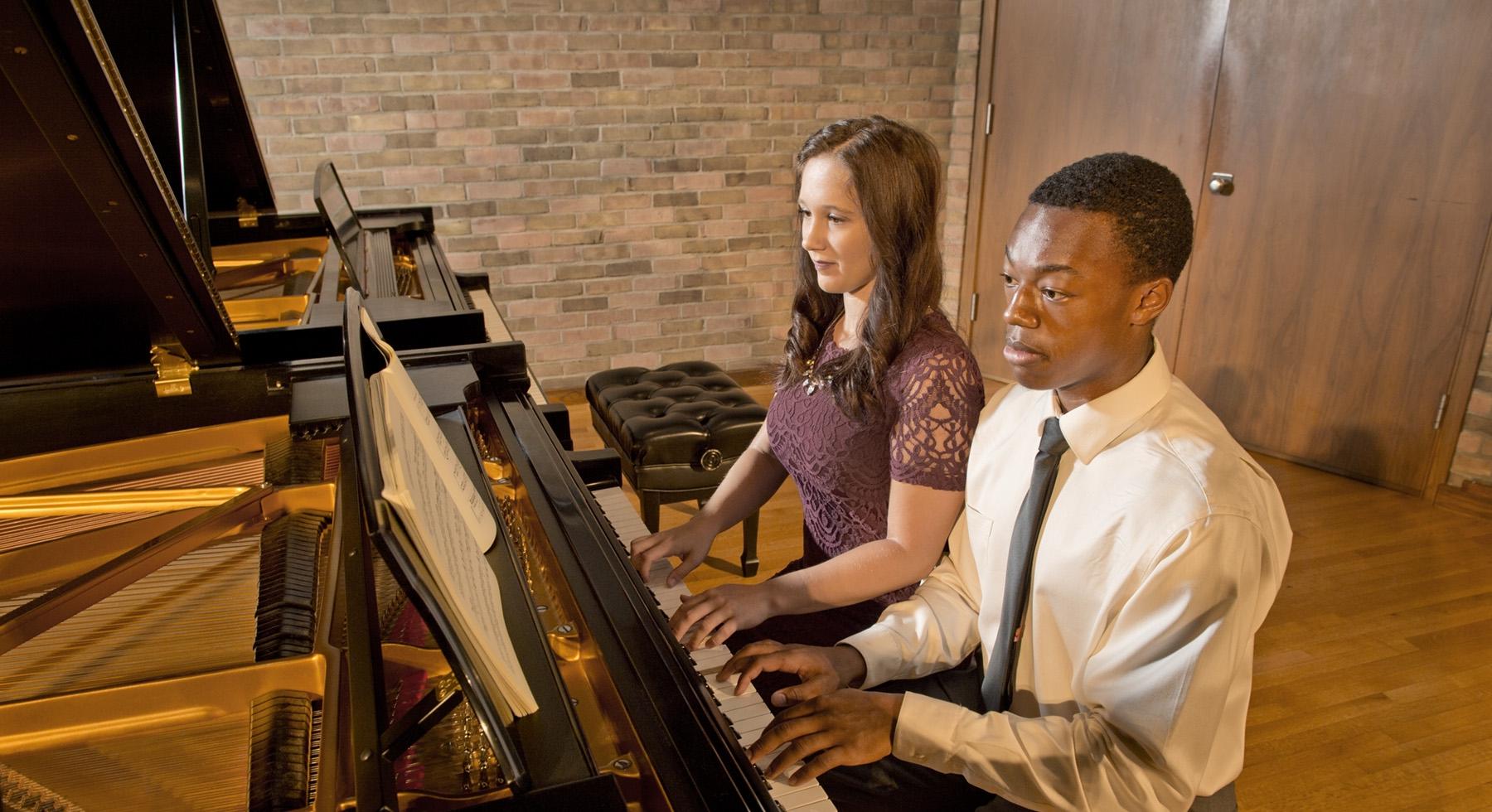 Mount Union大学的学生在Presser独奏厅演奏钢琴